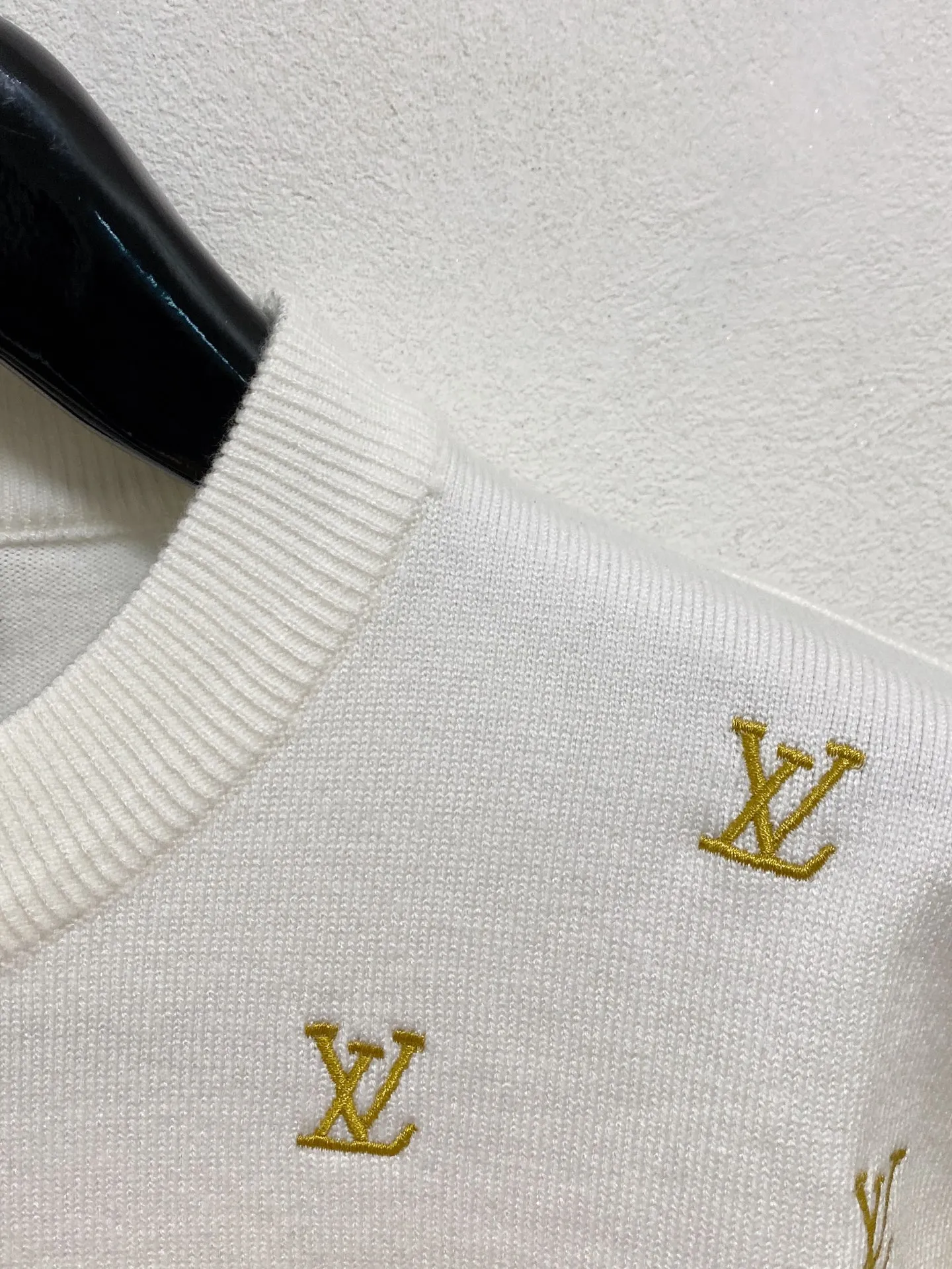 🅿️440 LV 2025 new wool blended round neck long sleeve sweater cardigan bottoming sweater, high-end version! The custom-made fabrics at the counter are highly breathable and comfortable, with impeccable details and brand element design concepts, reflecting high quality. It feels delicate and soft! It presents a casual cut and the upper body shape is great! 🐉Code size: M-3XL